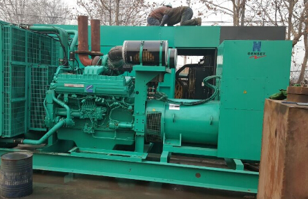 百色发电机组如何判断水冷式机油散热器内部是否需要清洗？